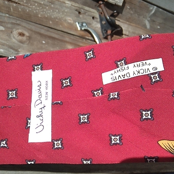 Vicky Davis Fish Tie - Picture 5 of 11